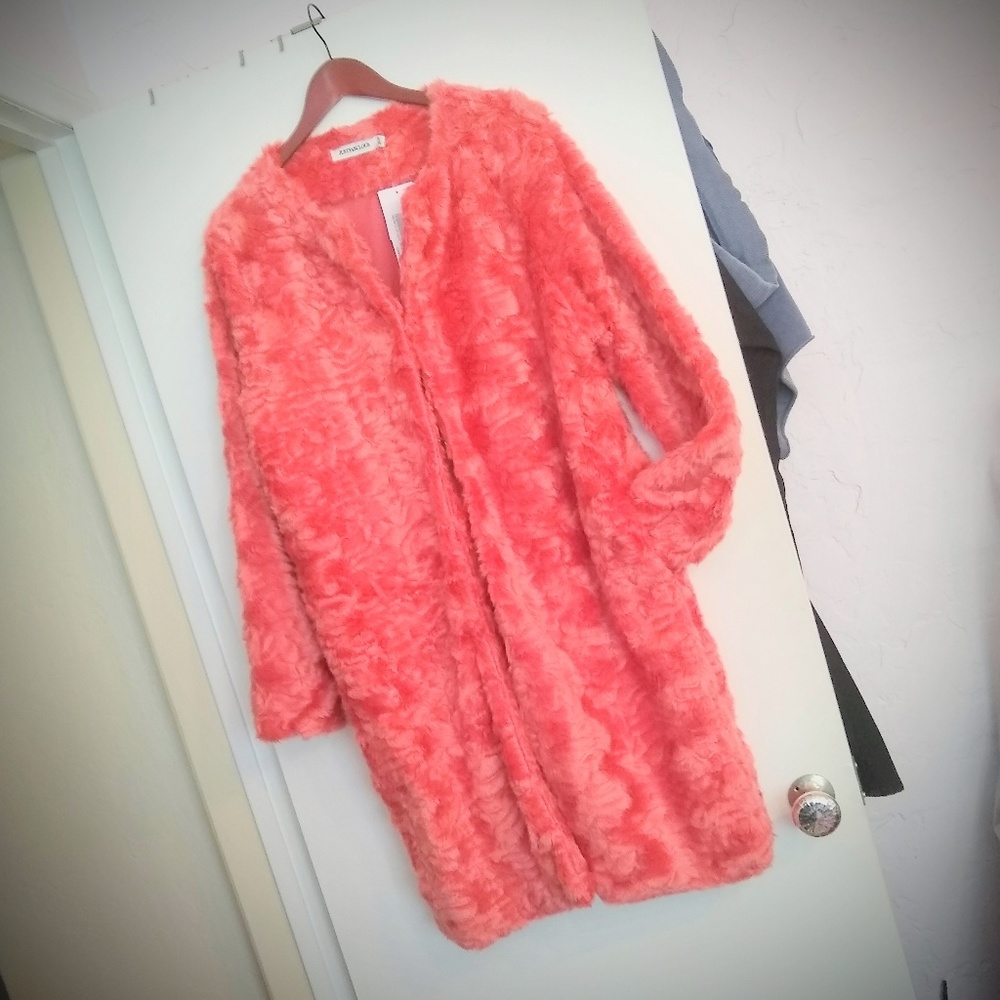 JustFab Strawberry Faux Fur Coat NWT - Picture 2 of 5